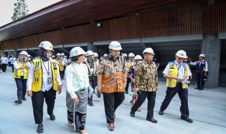 Anggota Komisi V DPR RI yang terdiri dari Sudewo, Hamid Noor Yasin, Mulyadi, dan Iis Rosyita Dewi melakukan kunjungan kerja ke kampus UGM untuk meninjau progres pembangunan gedung Gelanggang Inovasi dan Kreativitas (GIK), Senin (4/3/2024). Dalam kunjungan tersebut, anggota komisi V didampingi langsung oleh Rektor UGM Prof Ova Emilia dan jajaran pimpinan universitas serta pengelola GIK. 