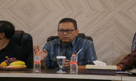 Anggota Komisi V DPRD Provinsi Jawa Barat, Enjang Tedi saat kunjungan kerja Komisi V DPRD Provinsi Jawa Barat ke Dinas Pengendalian Penduduk Keluarga Berencana Pemberdayaan Perempuan Dan Perlindungan Anak (DP2KBP3A) Kabupaten Garut, Jum’at (2/2/2024).