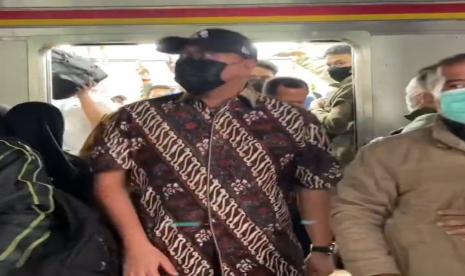 Anggota Komisi VI Dewan Perwakilan Rakyat (DPR), Andre Rosiade memenuhi tantangan warganet berangkat ke kantor menggunakan moda KRL Commuter Line pada Senin (10/4/2023) pagi WIB. 