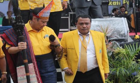 Politikus Golkar Nyatakan KIB Terbuka untuk Partai Manapun Sepanjang tak ada Syarat Khusus. Foto:   Politikus Partai Golkar Lamhot Sinaga (kanan) bersama Ketua Umum DPP Partai Golkar Airlangga Hartarto (kiri).