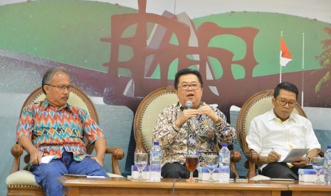 Anggota Fraksi PDIP di DPR Darmadi Durianto (tengah).