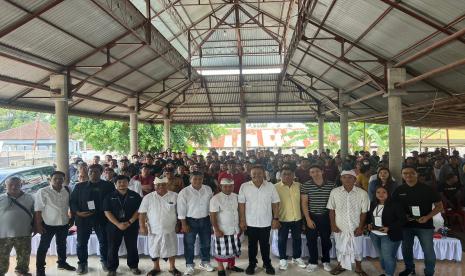 Anggota Komisi VI DPR RI Dapil Bali Gde Sumarjaya Linggih yang akrab disapa Demer mensosialisasikan Peran BUMN dalam membangun Indonesia dengan aman dan ramah lingkungan dalam acara sosialisasi yang digelar di Wantilan Desa Adat Banyuning Timur, Kecamatan Buleleng, Kabupaten Buleleng, Bali, pada Ahad (5/3/2023).