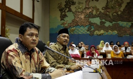 Anggota Komisi VI DPR RI dari Fraksi PPP, Mukhlisin (kedua kiri) bersama Anggota Komisi VI DPR RI dari Fraksi PPP, Mukhlisin (kiri) saat menerima perwakilan korban penipuan umrah First Travel yang mengadukan nasibnya kepada perwakilan anggota dewan di Kompleks Parlemen MPR/DPR-DPD, Senayan, Jakarta, Jumat (18/8).