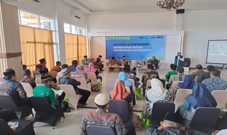 Anggota komisi VI DPR RI dari PKB,Siti Mukaromah, memberikan sosialisasi mengenai pembangunan jalan tol, Ahad (12/3/2023).