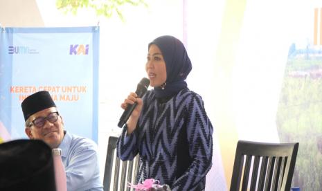 Anggota Komisi VI DPR RI, Intan Fauzi dalam sosialisasi yang mengangkat tema Kereta Cepat untuk Indonesia Maju di Cilodong, Kota Depok. Kegiatan yang diselenggarakan pada Rabu 18 Januari 2023 itu diikuti 150 peserta warga Kelurahan Sukamaju.