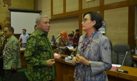 anggota Komisi VI DPR RI Iskandar Dzulkarnain Syaichu (kiri) berbincang dengan Menteri Keuangan, Sri Mulyani (kanan)