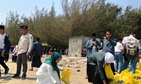 Anggota Komisi VII DPR RI, Ratna Juwita Sari (tengah), saat Apel 1.000 santri dan bersih-bersih pantai di  Tuban, Jawa Timur 