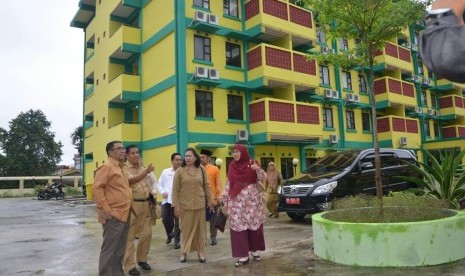 Anggota Komisi VIII DPR RI Ledia Hanifa Amaliah saat meninjau persiapan pembangunan asrama haji di kawasan Labersa, Pekanbaru, Riau.