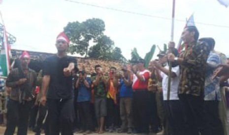 Anggota Komisi X DPR Edhie Baskoro Yudhoyono (kanan) saat memberangkatkan peserta napak tilas Panglima Besar Jenderal Sudirman di Desa Ngunut, Kecamatan Bandar, Kabupaten Pacitan Jawa Timur, Rabu (9/11).