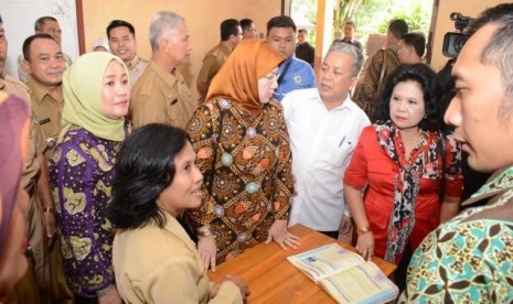 Anggota Komisi X DPR Reni Marlinawati mengunjungi sekolah di Lampung.