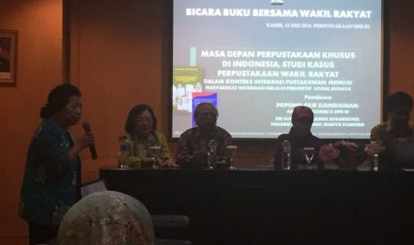 Anggota Komisi X DPR RI, Ceu Popong, memberikan materi dalam acara 'Masa Depan Perpustakaan Khusus di Indonesia, Studi Kasus Perpustakan Wakil Rakyat' di perpustakaan MPR, Jakarta, Kamis (12/5).