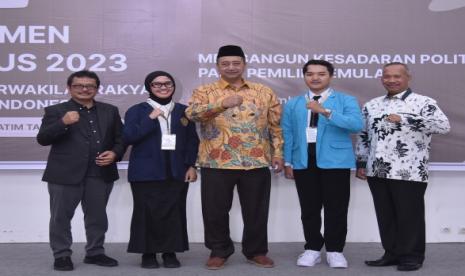 Anggota Komisi X DPR RI Ferdiansyah foto bersama usai mengisi program Parlemen Kampus 2023 yang di selenggarakan oleh Biro Humas dan Protokol Sekretariat Jenderal (Setjen) DPR RI di kampus STIA YPPT Priatim, Tasikmalaya, Senin (11/12/2023). 