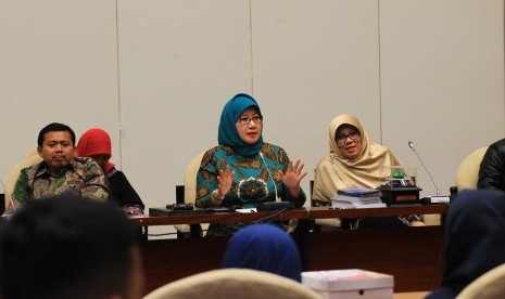 Anggota Komisi X DPR RI Reni Marlinawati menerima Siswa-Siswi SMP Sekolah Islam Terpadu Al Ummah Sukabumi, Kamis (16/3).