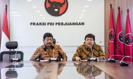 Anggota Komisi XI DPR Fraksi PDIP Andreas Eddy Susetyo (kiri) didampingi Bendahara Fraksi PDIP Alex Indra Lukman (kanan).