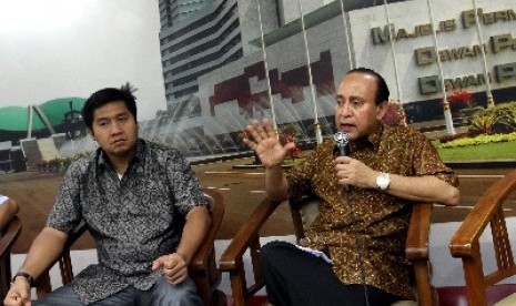  Anggota Komisi XI DPR Maruarar Sirait (kiri) bersama mantan menteri keuangan Hanura Fuad Bawazier.