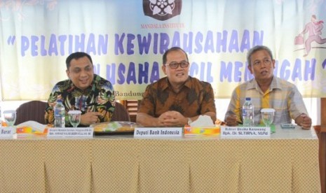  Anggota Komisi XI DPR RI Ahmad Najib Qodratullah (kiri), Deputi Gubernur Bank Indonesia (BI) Hendar Harahap (tengah) serta  Rektor Universitas Singaperbangsa Karawang (Unsika) Dr Sutirna berbicara dalam Pelatihan Kewirausahaan dan Sosialisasi Tax Amnesty.