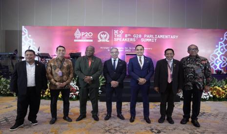 Anggota Komisi XI DPR RI dan anggota Badan Kerjasama Antar Parlemen, Kamrussamad, bersama Duarte Pacheco, President of the Inter-Parliamentary Union pada forum The 8th G20 Parliamentary Speakers Summit.