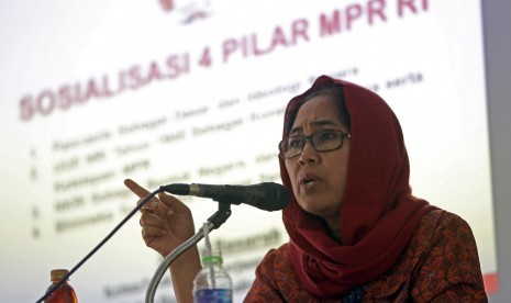 Anggota Komisi XI DPR RI Eva Kusuma Sundari menjelaskan mengenai empat pilar Pancasila dalam sosialisasi di Auditorium Universitas Islam Blitar (UNISBA), Jawa Timur, Selasa (29/2).