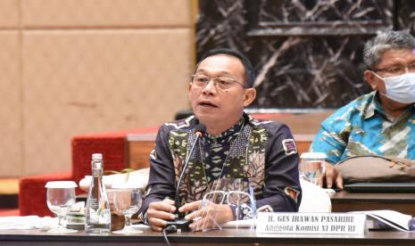 Anggota Komisi XI DPR RI Gus Gus Irawan Pasaribu, menghadiri pertemuan Tim Kunjungan Kerja Reses Komisi XI DPR RI dengan Gubernur Provinsi Sumatera Utara, perwakilan Kementerian Keuangan, Bank Indonesia, Otoritas Jasa Keuangan, Lembaga Penjamin Simpanan, Bank Himbara (Bank Mandiri, BNI, BRI, BTN), di Kota Medan, Sumatera Utara, Rabu (27/10/2021).