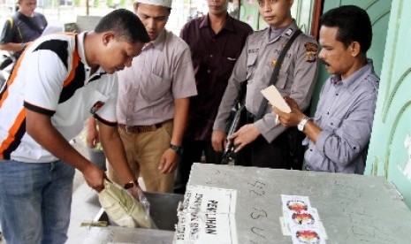   Anggota komisioner Komisi Independen Pemilihan (KIP) membuka kotak suara mengambil dokumen Pemilihan Presiden di kantor KIP Aceh Utara, Provinsi Aceh,