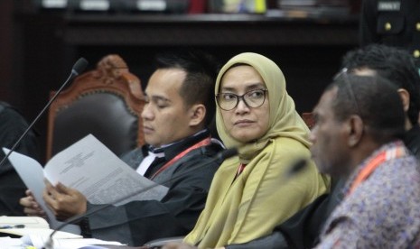 Anggota komisioner KPU Evi Novida Ginting Manik (tengah) hadir dalam sidang pendahuluan sengketa hasil Pemilu Legislatif 2019 di gedung MK, Jakarta, Jumat (26/7/2019). 