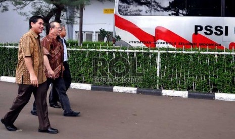  Anggota Komite Eksekutif (Exco) PSSI La Nyalla Mahmud Mattalitti (tengah) bersama anggota Exco PSSI lainya Erwin Dwi Budiawan (kiri) dan Presiden Direktur PT Liga Indonesia Syahril Taher (kanan) berjalan kaki ke kantor PSSI di Jakarta, Jumat (22/2).   (Re