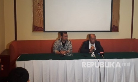 Anggota Komite Eksekutif PSSI, Hidayat, mengumumkan pengunduran dirinya sebagai Exco usai dituding melakukan pengaturan skor, Jakarta, Senin (3/12). 