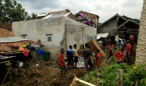 Anggota komunitas Club Ayla Indonesia (CAI) memberi bantuan untuk korban banjir bandang di Garut, Jawa Barat. 