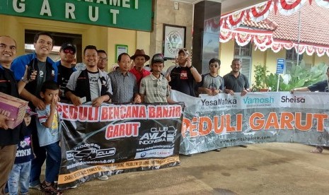 Anggota komunitas Club Ayla Indonesia memberikan bantuan untuk korban banjir bandang Garut, Jawa Barat