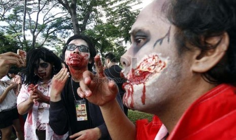   Anggota komunitas Indonesian Zombie Club menggelar aksi dengan berdandan ala Zombie di Jalan MH Thamrin, Jakarta, Ahad (27/1). (Republika/Adhi Wicaksono)