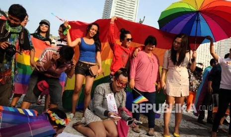 Anggota komunitas LGBT menggelar demo di Bundaran HI, Jakarta, Ahad (17/5).