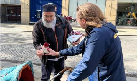 Anggota komunitas Muslim di Sheffield, Inggris membagikan ratusan mawar dan cokelat gratis di pusat kota akhir pekan ini untuk merayakan kelahiran Nabi Muhammad, Senin (10/10/2022). Rayakan Maulid Nabi, Muslim di Inggris Bagikan Mawar dan Cokelat