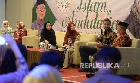 Anggota Komunitas muslim Sevilla sekaligus Vice President of Seville Mosque Foundation Ibrahim Hernandez (kedua kanan), Ustadz Bobby Herwibowo (kanan), bersama sejumlah publik figure El Fareeza (kiri), Dewi Sandra (kedua kiri), Oki Setiana Dewi (ketiga kiri), dan Ratna Galih (ketiga kanan) menjadi pembicara dalam Kajian Islam di Andalusia, Jakarta, Jumat (28/4).