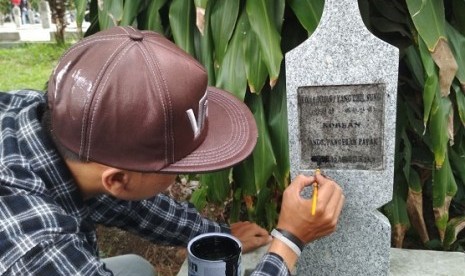 Anggota Komunitas Nusa Karya membersihkan makam Yang Chill Seoung asal Korea Selatan di Tenjolaya, Kecamatan Terogong Kidul, Garut, Kamis (9/11). Dia memilih berganti nama menjadi Komaruddin dan dimakamkan bersama pahlawan Indonesia lainnya