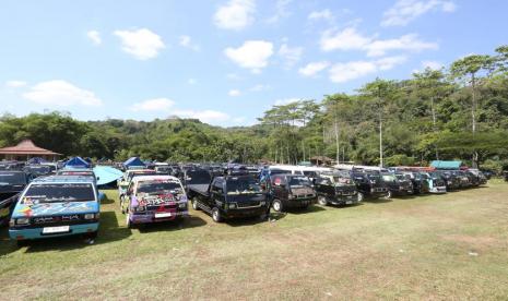 Anggota komunitas pemilik Mitsubishi L300 menggelar pertemuan di Yogyakarta, Ahad (28/5/2023)