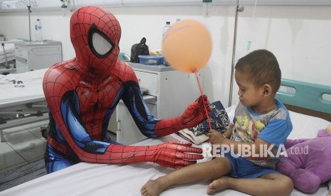 Anggota komunitas Sahabat Anak Kanker berkostum Spiderman ketika menghibur pasien anak-anak di Bangsal Anak, Rumah Sakit Syaiful Anwar, Malang, Jawa Timur.  