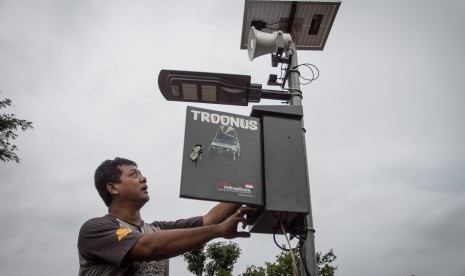 Pengecekan alat Early Warning System (EWS) atau alat peringatan dini tanah longsor (ilustrasi) 