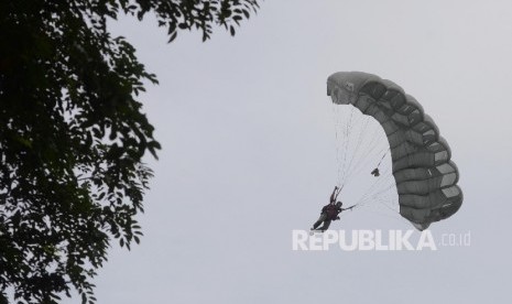  Anggota Kopassus melakukan terjun payung yang mendarat di Lapangan Banteng, Jakarta, Ahad (23/4).