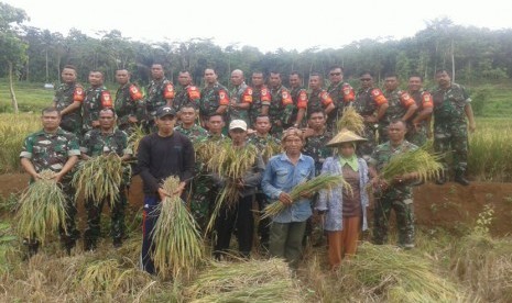 Anggota Koramil 1301/Ciamis  melaksanakan kegiatan pendampingan panen perdana hasil cetak sawah dengan lahan seluas  4,5 ha dengan hasil rata-rata  8 Ton di dusun Majaprana desa Pamalayan kecamatan Cijeungjing kabupaten  Ciamis. 