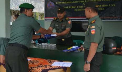  Anggota Koramil Salatiga Kota menyerahkan sampel air seni pada saat dilaksanakan tes narkoba oleh jajaran Kodim 0714/Salatiga.