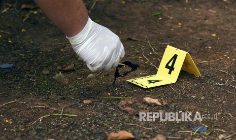 Anggota Labfor Mabes Polri mengumpulkan barang bukti di TKP ledakan di kawasan Monas, Jakarta, Selasa (3/12). 