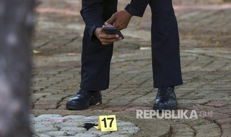 Anggota Labfor Mabes Polri mengumpulkan barang bukti di TKP ledakan di kawasan Monas, Jakarta, Selasa (3/12). 