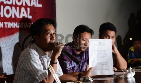 Anggota LBH Pers, Asep Komarudin (kiri) menunjukan surat laporan yang tertuju kepada Mabes Polri saat Konferensi Pers mengenai jaringan mafia bola nasional yang diselenggarakan di Jakarta, Selasa (16/6).(Republika/Raisan Al Farisi)