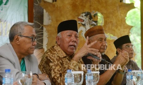  Anggota Mahkamah Partai Persatuan Pembangunan Zain Badjeber (kedua kanan) bersama Senior Partai Persatuan Pembangunan Bachtiar Chamsyah (kedua kiri) memberikan pemaparan kepada media saat menggelar konferensi pers di Jakarta, Ahad (27/3). (Republika/Raisa