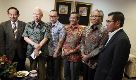  Anggota majelis kehormatan MK bersama Wakil Ketua MK Hamdan Zoelva (kanan) sebelum menggelar rapat tertutup dewan kehormatan MK di Gedung Mahkamah Konstitusi, Jakarta, Jumat (4/10).   (Republika/Adhi Wicaksono)