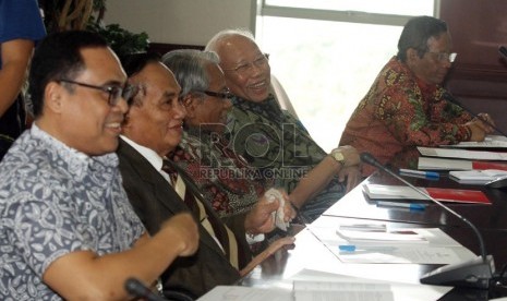  Anggota majelis kehormatan MK, Hikmahanto Juwana, Abbas Said, Harjono, Bagir Manan, dan Mahfud MD (dari kiri) saat menggelar rapat tertutup dewan kehormatan MK di Gedung Mahkamah Konstitusi, Jakarta, Jumat (4/10).  (Republika/Adhi Wicaksono)