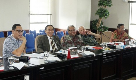   Anggota majelis kehormatan MK sebelum menggelar rapat tertutup dewan kehormatan MK di Gedung Mahkamah Konstitusi, Jakarta, Jumat (4/10).    (Republika/Adhi Wicaksono)