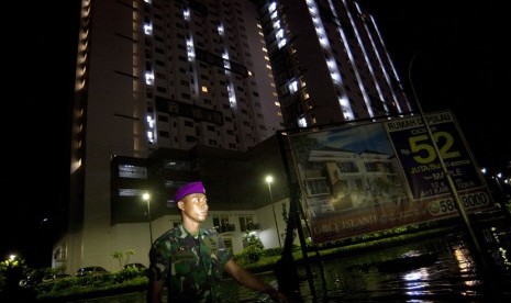 Anggota Marinir TNI AL melakukan patroli malam di kawasan Pluit, Jakarta Utara, Rabu malam (23/1). (Antara/Rosa Panggabean)