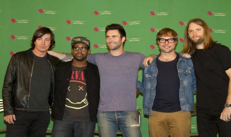 Anggota Maroon 5 (kiri-kanan) Matt Flynn, PJ Morton, Adam Levine, Michael Madden, dan James Valentine. Maroon 5 merilis album bertajuk JORDI.