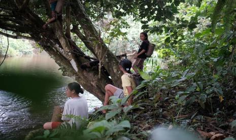 Anggota masyarakat adat Dayak Iban Sungai Utik sedang berada di kawasan hutan adat mereka di Dusun Sungai Utik, Desa Batu Lintang, Kecamatan Embaloh Hulu, Kabupaten Kapuas Hulu, Kalimantan Barat. Hutan adat dengan luas sekitar 9.480 hektare itu telah mendapat pengakuan dari negara, lewat Kementerian Lingkungan Hidup dan Kehutanan, pada 20 Mei 2020.